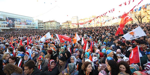 Başbakan Erdoğan'ın Lüleburgaz mitingi öncesi genç bir bayan fenalaştı