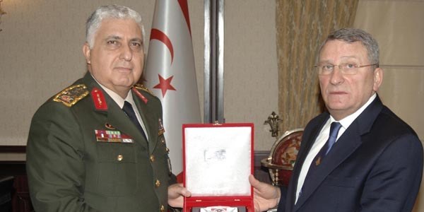 Emekli Oramiral Gner'e askeri tesislere girii yasa