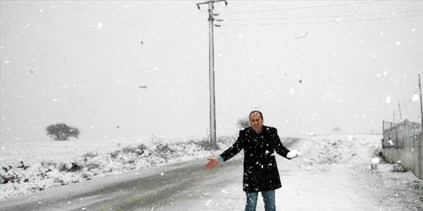 Balıkesir'e mevsimin ilk karı yağdı