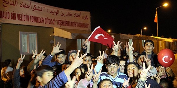 Sokaktaki Suriyelilere 'kamplara gelin' çağrısı