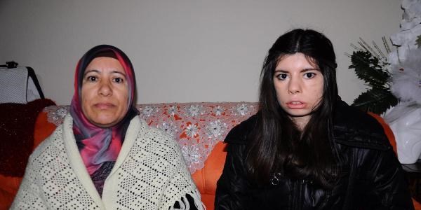 Kızının bir kez olsun gülmesini istiyor