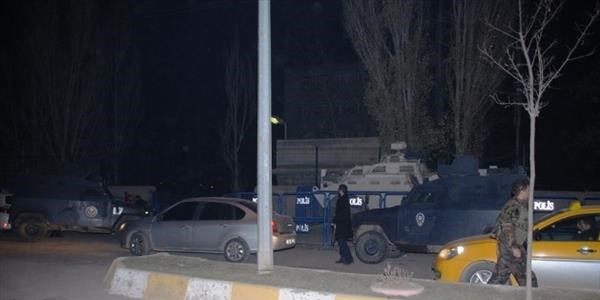 Polis karakoluna bombalı saldırı
