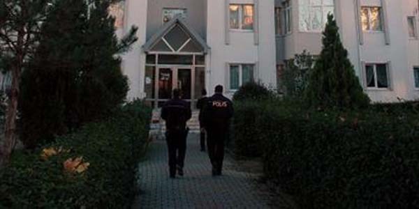 Esenyurt'ta cinnet getiren koca eşini baltayla öldürdü