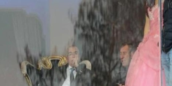 CHP'li başkan, Erdoğan'ı gelinlik dükkanında dinledi
