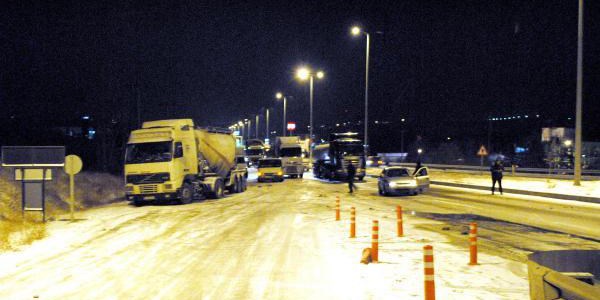 Buzlu yolda araçlar mahsur kaldı