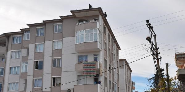 Paralarını alamayan işçiler çatıya çıktı