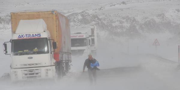 Tendürek geçidinde ulaşımı kar aksattı