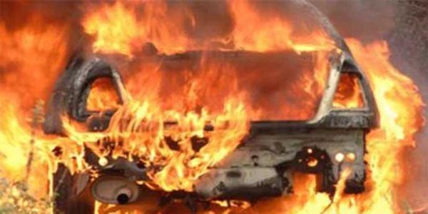 PKK'lılar yol keserek, 3 aracı yaktı