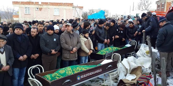 Kazada ölen 2 kardeş toprağa verildi