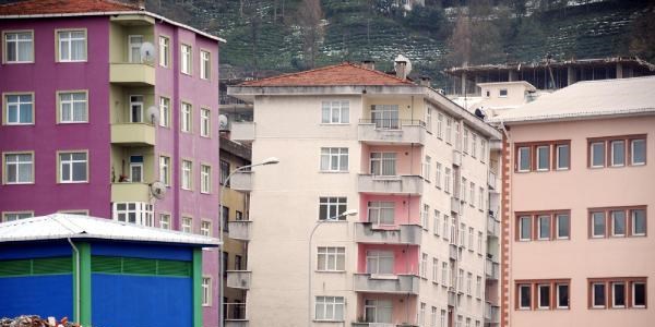 Her geçen gün eğimi artan binalar korkutuyor