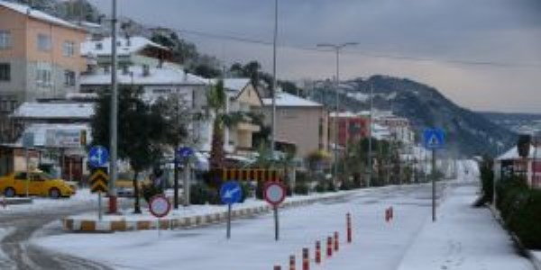 Çatalzeytin'de dalgalar yolu trafiğe kapattı