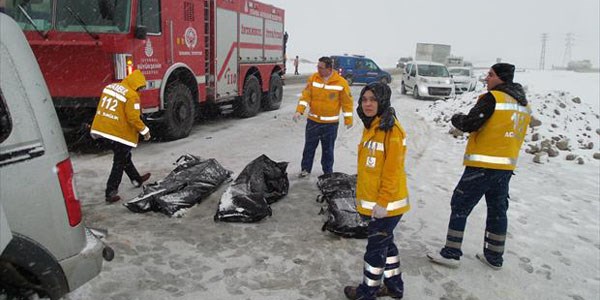 stanbul'da TIR ile kamyonet arpt: 3 l