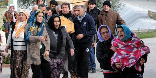 Takla atan cenaze aracındaki anne ve 2 kızı toprağa verildi
