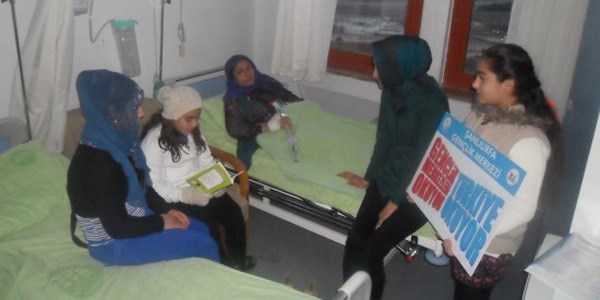 Gençler, hastalara kitap hediye etti