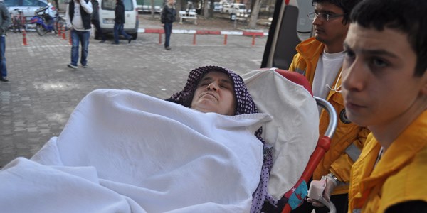 Zehirlenen yaşlı kadın, alt kattaki komşusuna inerek yardım istedi