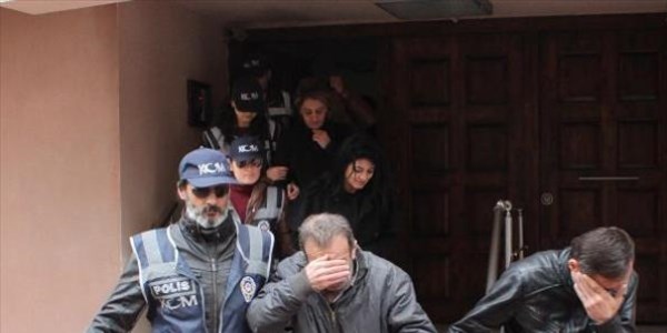 Sahte evrakla otomobil satan şebekeye baskın