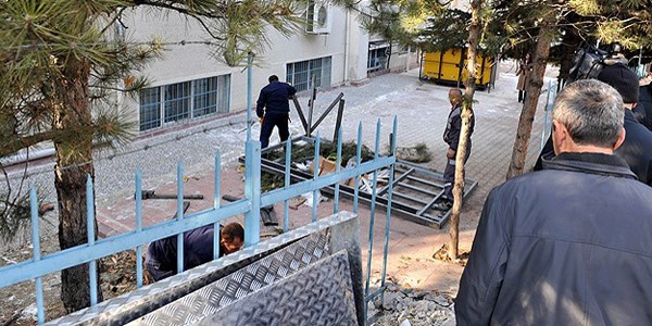 Cami avlusuna konulan ATM cihazı kadırıldı