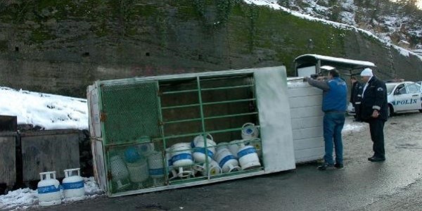 Karda kayan tüp kamyonu devrildi: 1 yaralı