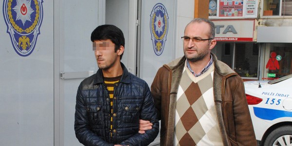 Alkollü genç 25 aracın lastiğini kesti