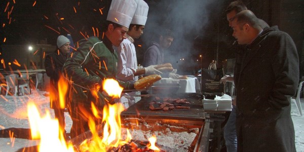 Üniversite de mangalda sucuk şenliği