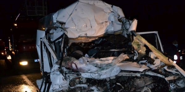 Minibüs kamyona arkadan çarptı 1 kişi öldü