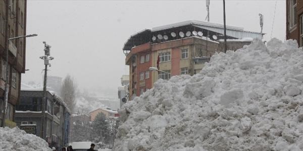 Hakkari çarşı merkezindeki kar dağları temizleniyor