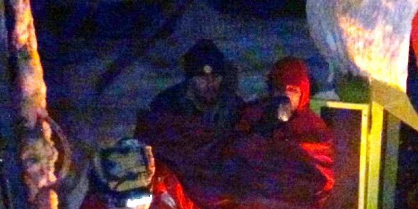 İki teknisyen donmak üzereyken kurtarıldı