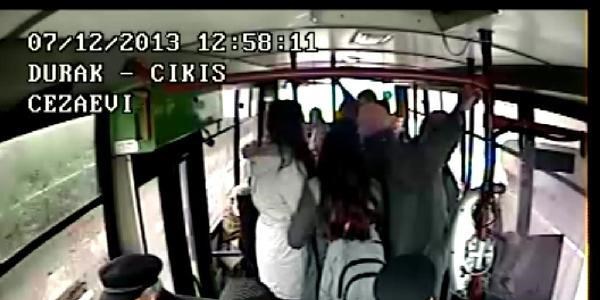 Halk otobüsündeki yankesicilik güvenlik kamerasında