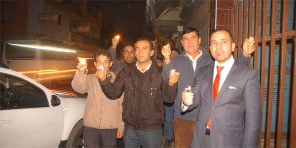 Elektrik kesintilerine çakmaklı protesto