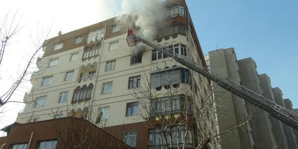 Apartmanda çıkan yangın paniğe neden oldu
