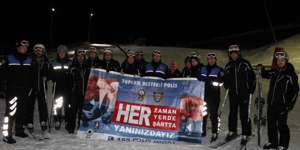 Polis, üniversite öğrencilerine kayak öğretiyor