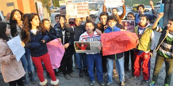 Trafik kazasında ölen arkadaşları için eylem yaptılar