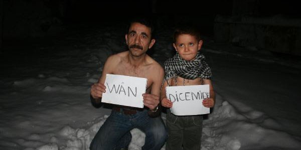 Üşüyen Vanlı depremzedelere destek için soğukta oğlu ile eylem yapıyor