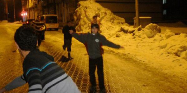 Kar tatilinde çocukların gece kayak keyfi