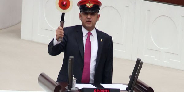 Genel Kurul'da kondüktör şapkası ve reflektörlü protesto