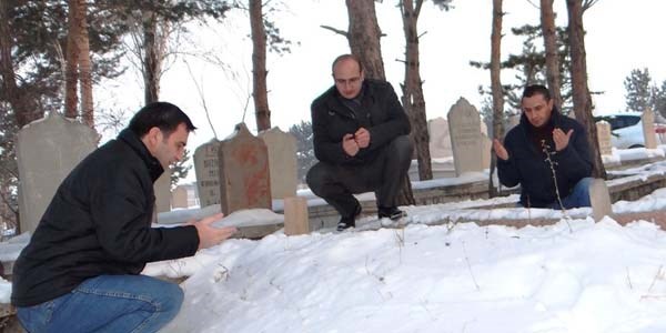 Şehirder, Türkü Paşa'yı mezarı başında andı