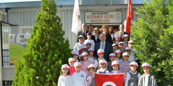 Çiğli'de çocuklara hayvan sevgisi aşılanıyor