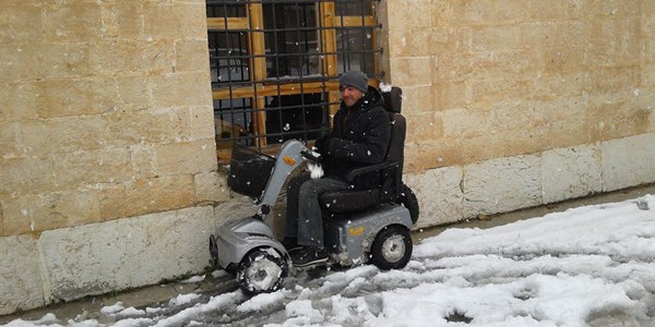 Silvan'da engelliler souk havada namaz klyor