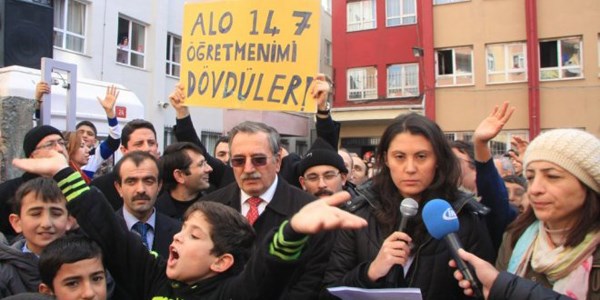 Okulu bıçakla basıp müdürü yaralamışlar