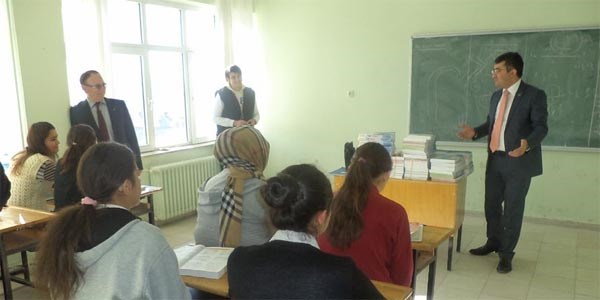 Kaymakamlıktan öğrencilere kaynak kitap desteği