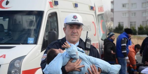 Kazada yaralanan bebeğe polis şefkati