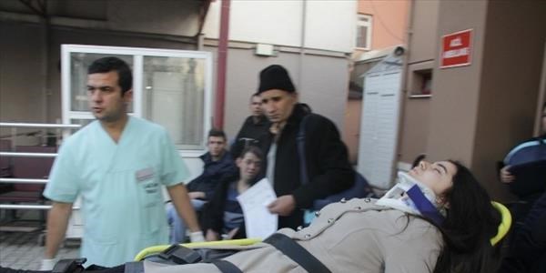 4 aracın karıştığı zincirleme kazada 2 kişi yaralandı