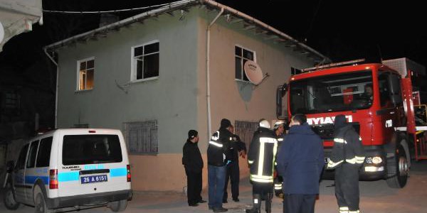 Evinde yanarak öldü