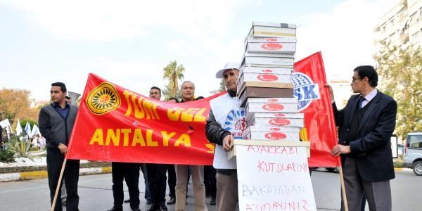 Memurlar eylem yaptı, ayakkabı kutusu açtı