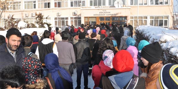 Öğrenciler okulun ısıtma sorununu protesto etti
