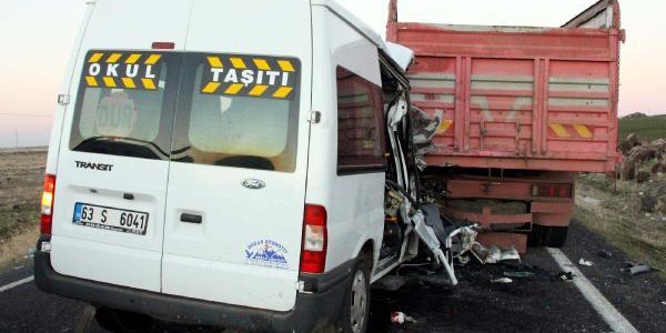 Öğrenci servisi kamyona çarptı: 1 ölü, 5 yaralı