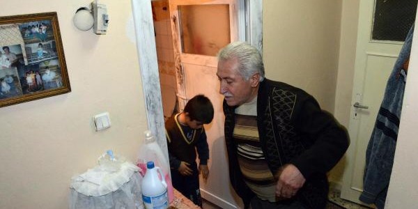 Banyodan çıkan hırsız ev sahibini yumruklayıp kaçtı