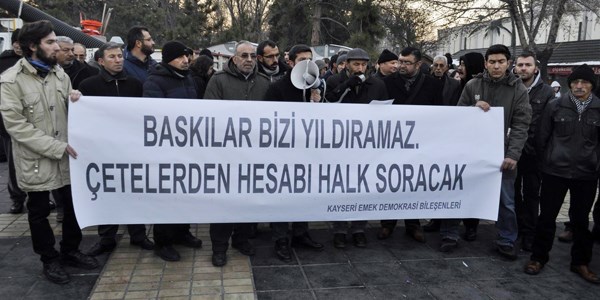 Yaşlı kadın, eylemcileri protesto etti