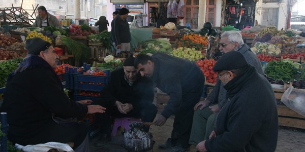 Esnaf, ateş yakarak ısınıyor