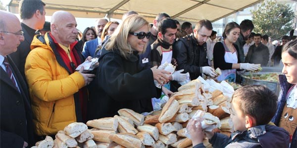 3 ton hamsi bedava dağıtıldı, vatandaşlar birbirini ezdi